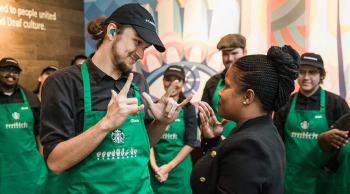 Partners de Starbucks atendiendo y creando experiencias en tienda